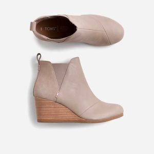 Toms Kelsey Pull on Leather Wedge Bootie